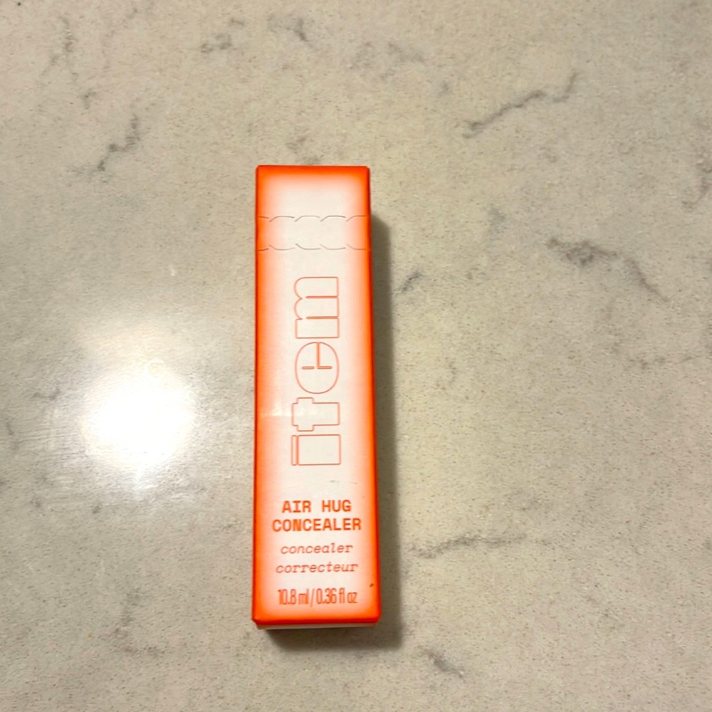 Item Air Hug Concealer